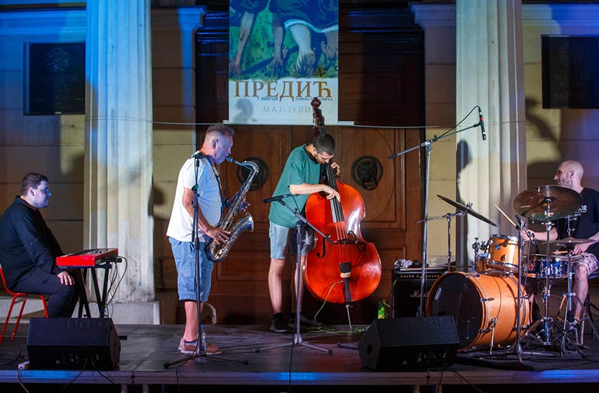 Oleg Kirejev i njegov bend oduševili su publiku na koncertu ispred Narodnog muzeja u Pančevu